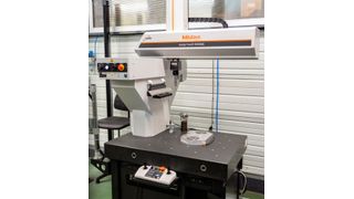 Die neue 3D-Messmaschine „MiSTAR 555“ von Mitutoyo ist bei Méca-Précis in einer robotergesteuerten Messzelle installiert. Ihre Genauigkeit sei über einen weiten Temperaturbereich gewährleistet, was an ihrem effizient arbeitenden Absolut-Encoder liege. (Bild: Mitutoyo)