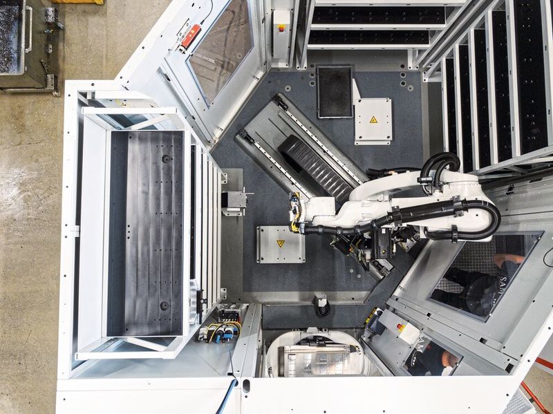 Das Robotersystem RS 1 bietet Flexibilität beim Greifen, Spannen und Bevorraten. (Hermle)