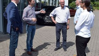 Geschäftsführer Jan Christoph Weitkamp (2. v. li.) erklärt der Jury seine Strategie. Vater Horst (Mitte) lauscht aufmerksam. (»kfz-betrieb«/Jan Rosenow)
