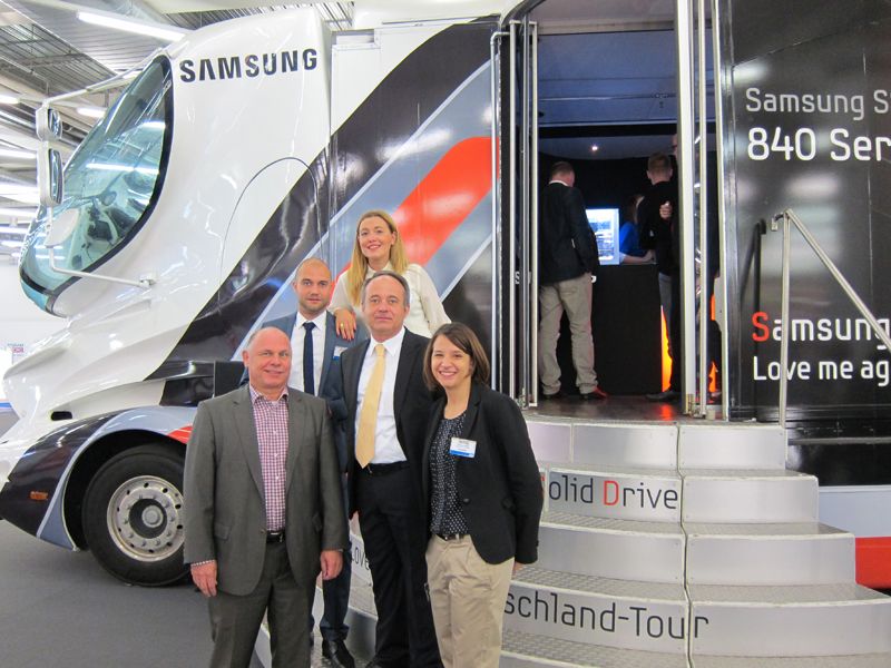 Einparken mit dem Team hat geklappt: (v. l.) Frank Kalisch, Julian Fodermeyer, Drago Schönmeier, Aline Gauthier und Vanessa Stoffel (IT-BUSINESS)