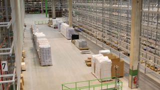 Noch sind die Lagerplätze leer. Über den Jahreswechsel erfolgt bei Wollschläger der Umzug in das neue Logistikcenter. (Bild: Kroh)