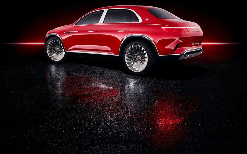 Die aufrecht stehende C-Säule, die lange, sanft nach vorne abfallende Motorhaube und das kompakt gestaltete Stufenheck prägen die sportlich-elegante Seitenlinie. (Daimler)