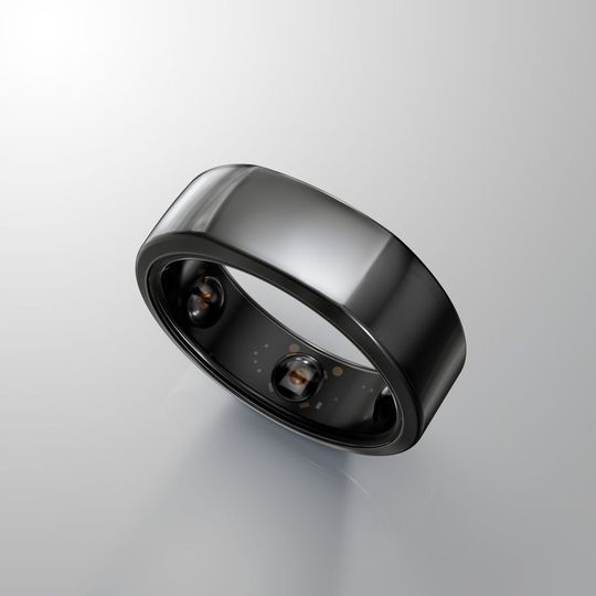 Schmucker Ring: In diesem Hightech-Gadget sind Sensoren, Akku, Flash, Stromspar-Prozessor und BLE-5.0 integriert.(Bild:  Cypress)