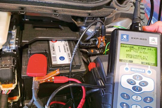 Dieses herstellerspezifische Testgerät gibt dem Anwender explizite Anweisungen, wo er die Prüfkabel anschließen muss. Dieses herstellerspezifische Testgerät gibt dem Anwender explizite Anweisungen, wo er die Prüfkabel anschließen muss.