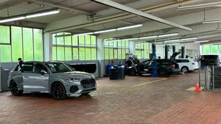 In der ausgelagerten „Neuwagenfabrik“ werden bei Wiest die Neufahrzeuge optisch und technisch auf die Auslieferung vorbereitet.  (Bild: Schreiner – VCG)