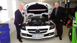 Der neue und der scheidende Geschäftsführer: (v. li.) Uwe Schmidt und Frank Herklotz beim Besuch in der Werkstätte der Bildungsstätte ihrer Innung Sachsen-West. (Bild: Holger Zietz)