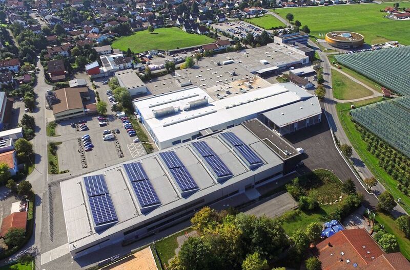 Seit 2017 wurde jede neue Hallendachfläche von Mayr Antriebstechnik komplett mit Photovoltaik-Anlagen ausgestattet. Derzeit werden zwei bestehende Hallen saniert und nachgerüstet. (Mayr Antriebstechnik)