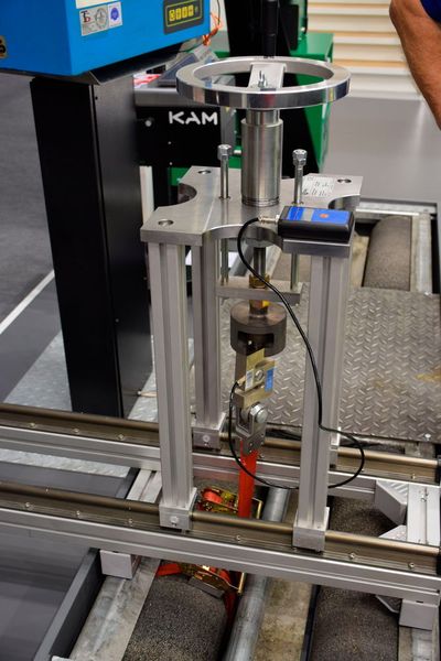 Cartesy zeigte ein universelles Kalibriersystem für Rollenbremsprüfstände. (Holz / »kfz-betrieb«)