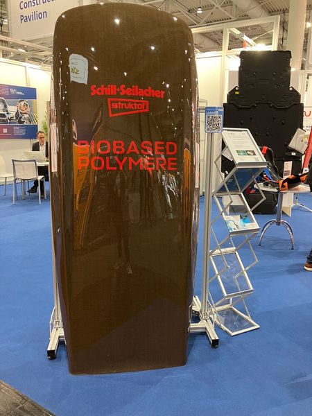 Am Stand von Composites United e.V. konnten Besucher diese Dachbox aus Naturfaserverbund bestaunen. Für den Kunden Asphaltkind/Cropfiber hat die Firma MD Composites Technology mit den Harzen der Firma Schill und Seilacher eine Dachbox mit einem hohen Anteil an nachwachsenden Rohstoffen produziert. (Bild: VCG/Juliana Pfeiffer)