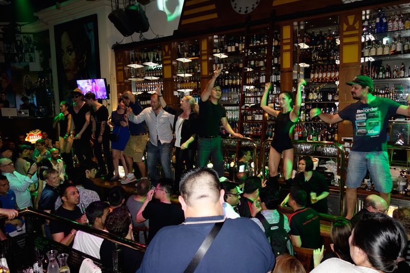 A lá Coyote Ugly geht es in der Bar 