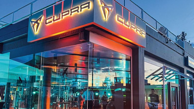 In Neu-Ulm hat Held & Ströhle den bisherigen Seat-Standort zur Cupra Garage umgebaut und nun Mitte April neu eröffnet.(Bild:  Aurel Dörner)