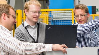 Mit der Sensorschraube messen die Wissenschaftler, welche Kräfte genau in Maschinen wirken (v.l.n.r. Jörg Stahlmann, Manuel Ludwig und Matthias Brenneis). (Bild: TU-Darmstadt)