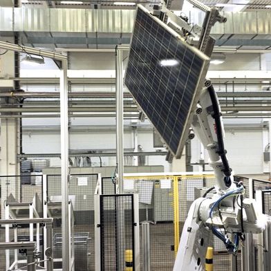 Solar Materials hat eine Technologie entwickelt, mit der Rohstoffe aus Solarmodulen kommerziell und wirtschaftlich zurückzugewonnen werden. Herzstück der automatisierten Lösung sind mehrere Industrieroboter von ABB.  (Bild: ABB Robotics)
