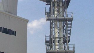 EC-Becherwerk von Roncuzzi (Wam) im Einsatz mit Cerealien, 
beschickt von einen Schneckenförderer  (Bild: Wam)