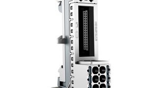 Die BaseUnit (BU) sorgt für die elektromechanische Verbindung zwischen den Modulen einer Simatic ET 200SP. Deutlich zu erkennen ist der geschirmte Steckverbinder (oben) für die störfeste Kommunikation sowie die drei Steckverbinder für die Potenzialverteilung (unten links). Der seitliche Rasthaken hält das links benachbarte Modul sicher im Verbund. Durch Betätigung des oben angebrachten Profilschienenentriegelungstasters wird sowohl der Verbund zum Nachbarmodul als auch die BU von der Hutschiene gelöst. (Archiv: Vogel Business Media)