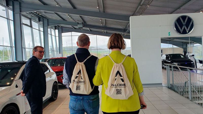 Bestens über die besondere Waldbike-Strategie informiert und nach der Verabschiedung von Geschäftsführer Andreas Weeber verließ die Jury den letzten Top-Betrieb der Kategorie Vertrieb. (Bild: Mauritz – VCG)