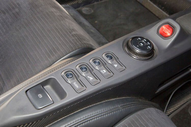  Das Gangwahlrad und einige Knöpfe, die aus der Großserie stammen könnten. (Bild: Ford)