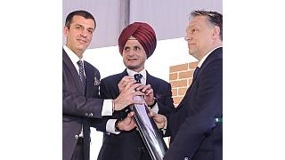 Apollo-Chef Onkar S. Kanwar (Mitte), Ungarns Ministerpräsident Viktor Orban (rechts) und ein weiterer ungarischer Vertreter bei der Grundsteinlegung. (Foto: Apollo)