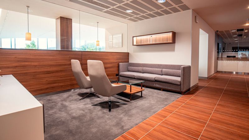 ... so gibt es unzählige Sitzecken und Lounges. (Bild: Jaguar Land Rover)