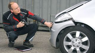 Nach einem Unfall auf Augenhöhe mit dem Versicherer verhandeln – das können Experten wie der Sachverständige oder Rechtsanwalt. Der Geschädigte kann es in der Regel nicht. (Bild: Wenz/»kfz-betrieb«)