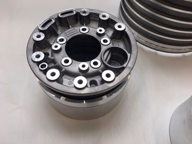 Die Aluwag AG zeigte welches Marktpotenzial auch die E-Mobilität der Giessereibranche bietet. Für den Mercedes EQC und den Porsche Panamera Hybrid giesst das Unternehmen Stratoträger. (Susanne Reinshagen)