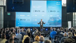 Das Foto entstand auf der BYD-Händlertagung in Deutschland. Global hat der Hersteller sein Vertriebsnetz stark ausgebaut und darüber seinen Absatz signifikant erhöhen können. (Bild: BYD)