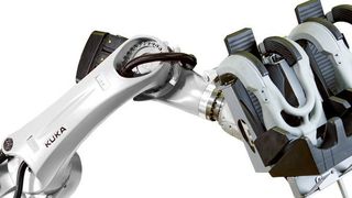 Rasante Beschleunigungen, wilde Drehungen oder überraschende Überkopffahrten: Ein Ritt mit dem Kuka Coaster ist jedes Mal eine neue Überraschung und sorgt für ein Maximum an Adrenalin und Spaß. (Bild: Kuka)