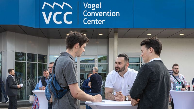 Bei dem schönen Wetter zog es viele Besucher aber auch immer wieder nach draußen. (Bild: Stefan Bausewein)