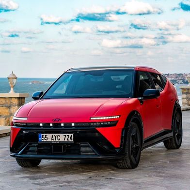 Der elektrische Ioniq 3 soll die Lücke zwischen dem kleinen Inster und dem Kona Elektro füllen. (Bild: Hyundai)