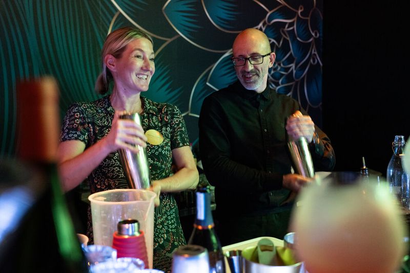 Martina Ludewig (C4B) lernt die hohe Kunst des Cocktail-Shakens. (Bild: C4B)