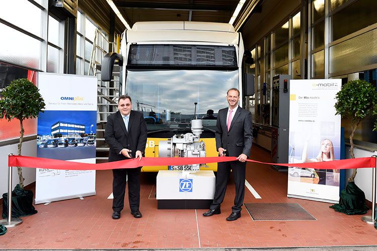 Gemeinsam mit seinem Mitarbeiter Michael Krech eröffnete Geschäftsführer Stefan Russ die Wasserstoff-Werkstatt. (Foto: Autohaus Karl Russ)