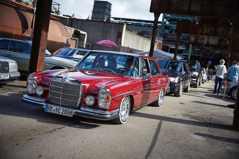 Die erste Veranstaltung wurde 2010 durchgeführt, zu der mehr als 250 Fahrzeuge kamen. Seitdem ist die Zahl der Fahrzeuge und Besucher stark angestiegen. Für die zweitägige Veranstaltung dient aktuell das ehemalige Hüttenwerk in Hattingen (LWL-Industriemuseum Henrichshütte) in unmittelbarer Nähe der Ruhr als Kulisse. (Bild:  Schöne Sterne)