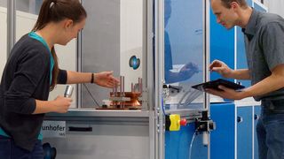 Einrichten eines Prozesses am Arbeitstisch der Pulsanlage. (Bild: IWS)