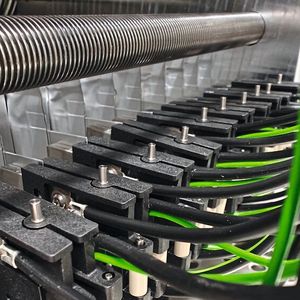 Alterungstest der siliziumreichen Hochenergie-Pouchzellen.(Bild:  Fraunhofer ISE)