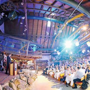 Nicht zuletzt der Bayerische Abend im Rahmen der Mitgliederversammlung der Kfz-Innung Niederbayern sorgte für volle Reihen. (Bild:  Zietz/»kfz-betrieb«)