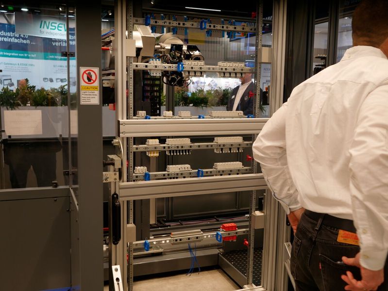 At Wago's booth, visitors could experience how control cabinet construction is automated. (Image:Sandro Kipar/VCG)