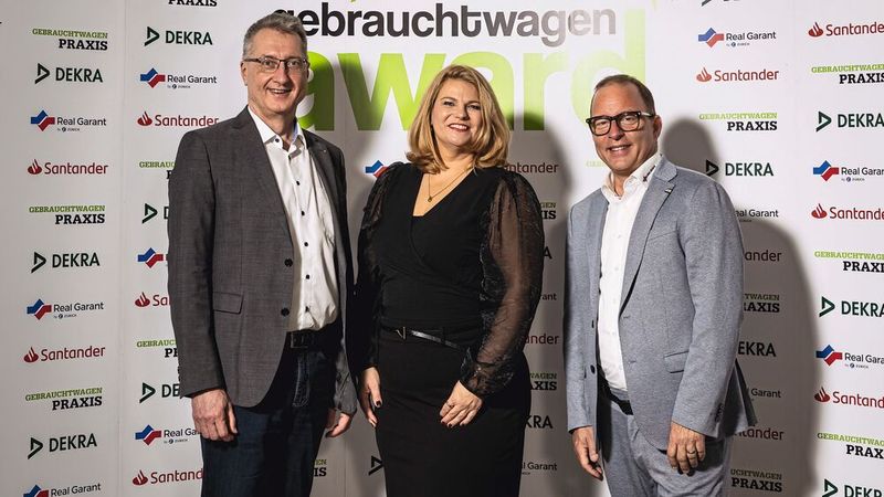 Joachim Heim (links, Director  Network Performance bei Dekra  Automotive Solutions), Britta  Peters (Key Account Managerin Digital bei Santander Deutschland) und Daniel König (Director Sales Germany & Marketing Europe, Real Garant) sind Juroren und Partner des Gebrauchtwagen Awards.(Bild:  Stefan Bausewein)