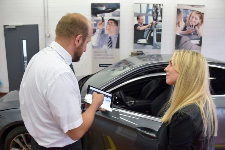 Für das Beratungsgespräch mit dem iPad nimmt sich der Serviceberater etwa 30 Minuten Zeit.          (Rosenow)