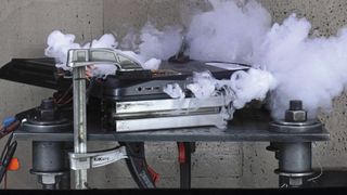 Ausgasen einer Laptopbatterie während des thermischen Durchgehens. (Bild: Fraunhofer EMI)