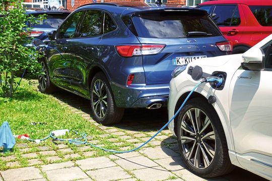 Ford bietet den neuen Kuga in drei Hybridvarianten an – darunter den Plug-in-Hybrid zum externen Aufladen. Ford bietet den neuen Kuga in drei Hybridvarianten an – darunter den Plug-in-Hybrid zum externen Aufladen.