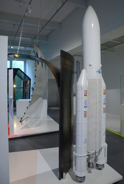 Beim Start von Trägerraketen erzeugen Hilfsraketen (Booster) den nötigen Schub. Je leichter diese sind, desto mehr Nutzlast keine eine Rakete befördern. Deshalb verwendet man testweise CFK statt Stahl. (Bild: Michel)