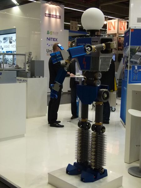Zum 25. Messe-Jubiläum strömten 56.787 Besucher durch die 14 Hallen, in denen insgesamt 1.602 Aussteller ihre Produkte und Lösungen der Automatisierungsbranche präsentierten. Im Kongresszentrum der SPS IPC Drives fanden zudem verschiedene Veranstaltungen statt. Dieses Angebot nahmen 253 Teilnehmer wahr.  (Bild: VBM)
