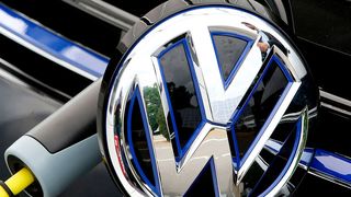 Volkswagen droht wegen der Verwendung eines von Zulieferern gefertigten Bauteils mit Cadmium-Spuren der Rückruf von 124.000 Elektro- und Hybridautos der Marken Volkswagen, Audi und Porsche. (VW)