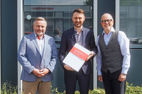 Händlervertriebsvertrag für Ora unterzeichnet. Im Bild von links: Jörg Kienel, District Manager Service Pkw bei Frey Import Services, Daniel Heilig,  Geschäftsführer Autohaus Gruppe Spindler und Kay Splettstoesser, District Manager Vertrieb Pkw, Frey Import Services. (Bild:  Autohausgruppe Spindler)