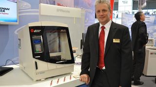 Produktspezialist Dr. Jan Fiedler erklärt die Vorteile des neuen SPRIworks Fragment Library System II.  (Bild: M.Henig/LaborPraxis)