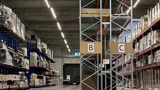 Insbesondere für die kostengünstige Beleuchtung von großen Industrie- und Logistikhallen hat Wasco das LED-Lichtband GU 6.0 entwickelt. (Wasco)
