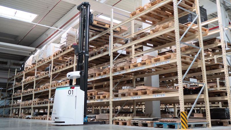 Vario Move erkennt automatisch Lastbreite und -länge für eine sichere Handhabung.(Bild:  Ek Robotics)