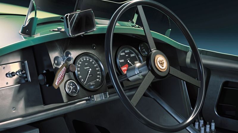 Auch den neuen C-Type gibt es auschließlich als Rechtslenker. Man beachte die Ersatz-Zündkerzenkollektion rechts vom Fahrer. (Bild: JLR)