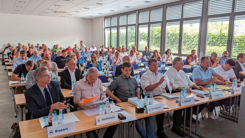 Rund 140 Teilnehmer konnte die Kfz-Innung Unterfranken am 27. Juni 2023 zur Jahreshauptversammlung empfangen. (Bild: Rosenow – VCG)