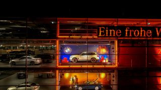 Ungewöhnlicher Anblick: Ein BMW iX3 im Schaufenster der Mercedes-Niederlassung München. (Bild: BMW)